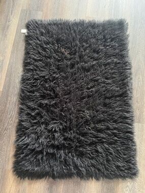 (51) Plush Black Sheepskin Accent Rug